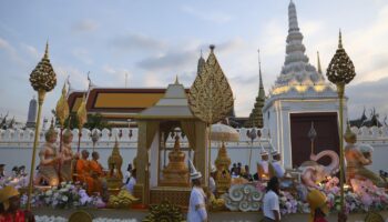 Священная реликвия из зуба Будды в Санам Луанге с сегодняшнего дня