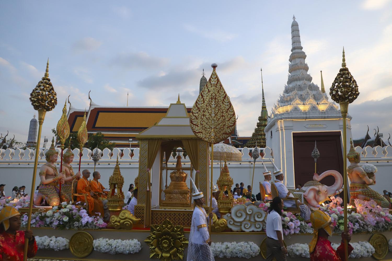 Священная реликвия из зуба Будды в Санам Луанге с четверга