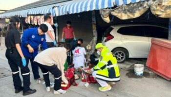 Тайская женщина серьезно пострадала в результате столкновения коляски и автомобиля в Паттайе