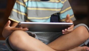 Тайскую девочку заставили прислать откровенные фотографии себя и матери за игровые предметы