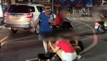 Тайскую женщину, приклеенную к телефону, сбил электрический мотоцикл в Паттайе