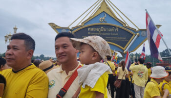 Тайцы по всей стране отмечают день рождения покойного короля