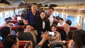 Таксин присоединяется к дочери Паэтонгтарн в поезде Pheu Thai, следующем в Хуахин