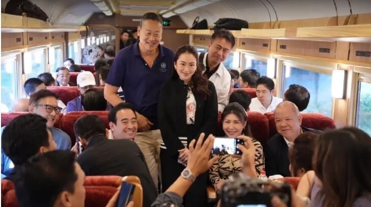 Таксин присоединяется к дочери Паэтонгтарн в поезде Pheu Thai, следующем в Хуахин