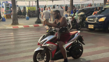 Турист без рубашки проглатывает штраф за нарушение правил дорожного движения в ходе противостояния с полицией Паттайи