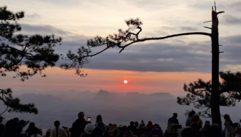 Туристы возвращаются, когда вновь открывается гора Фу Крадуенг
