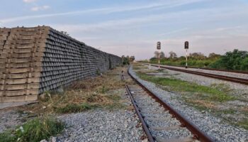 Хаос с презервативами: железнодорожный вокзал Паттайи превратился в зону массового мусора