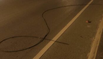 Шокирующий драйв: упавший провод вызвал проблемы на дороге Рама II (видео)