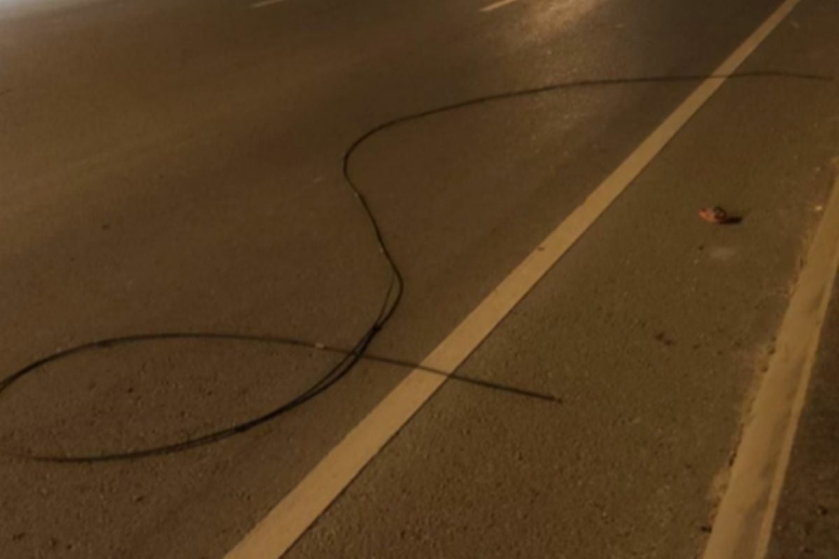 Шокирующий драйв: упавший провод вызвал проблемы на дороге Рама II (видео)