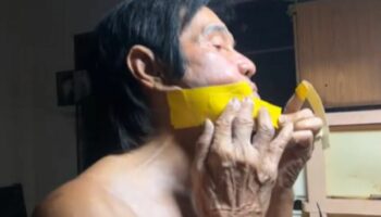 Элвис из Таиланда раскрыл секрет клейкой ленты, чтобы выглядеть моложе в свои 78 лет