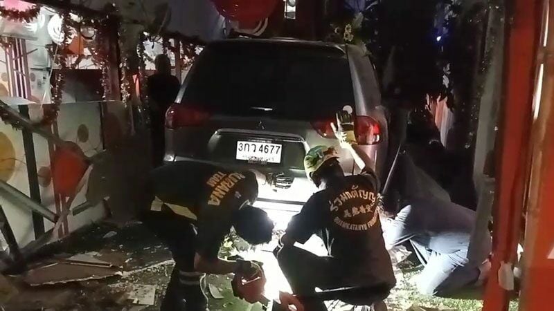 Mitsubishi Pajero врезался в караоке-бар в Бангкоке, трое пострадали