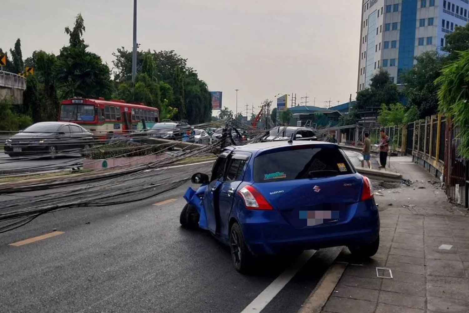 Автомобиль опрокинул 12 опор электропередач в Бангкоке, что привело к отключению электроэнергии