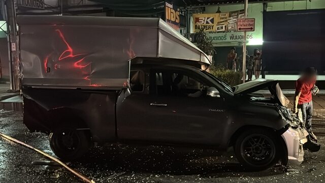 В результате аварии 18-колесного грузовика возник пожар в Самут-Пракане, дорога закрыта