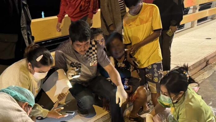 В результате столкновения мотоцикла и автомобиля на мосту Клонг-Клунг погиб один человек