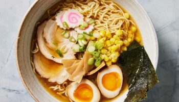 Лапши больше нет: магазины рамэна закрываются из-за роста цен (видео)