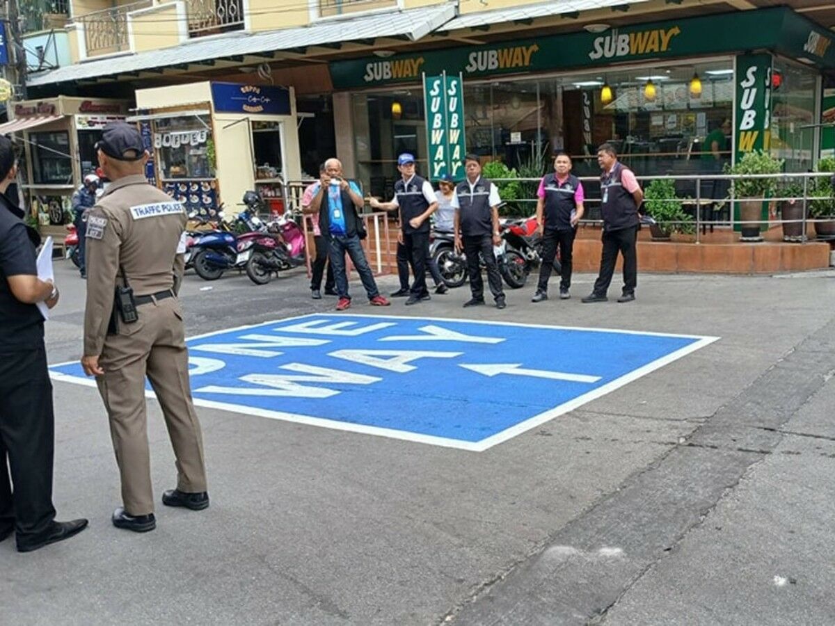 Мотоциклисты нарушают правило одностороннего движения в Паттайе, местные жители требуют действий