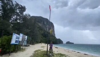 Плавание на туристических лодках запрещено на острове Пхи-Пхи из-за волнения на море