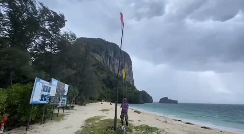 Плавание на туристических лодках запрещено на острове Пхи-Пхи из-за волнения на море