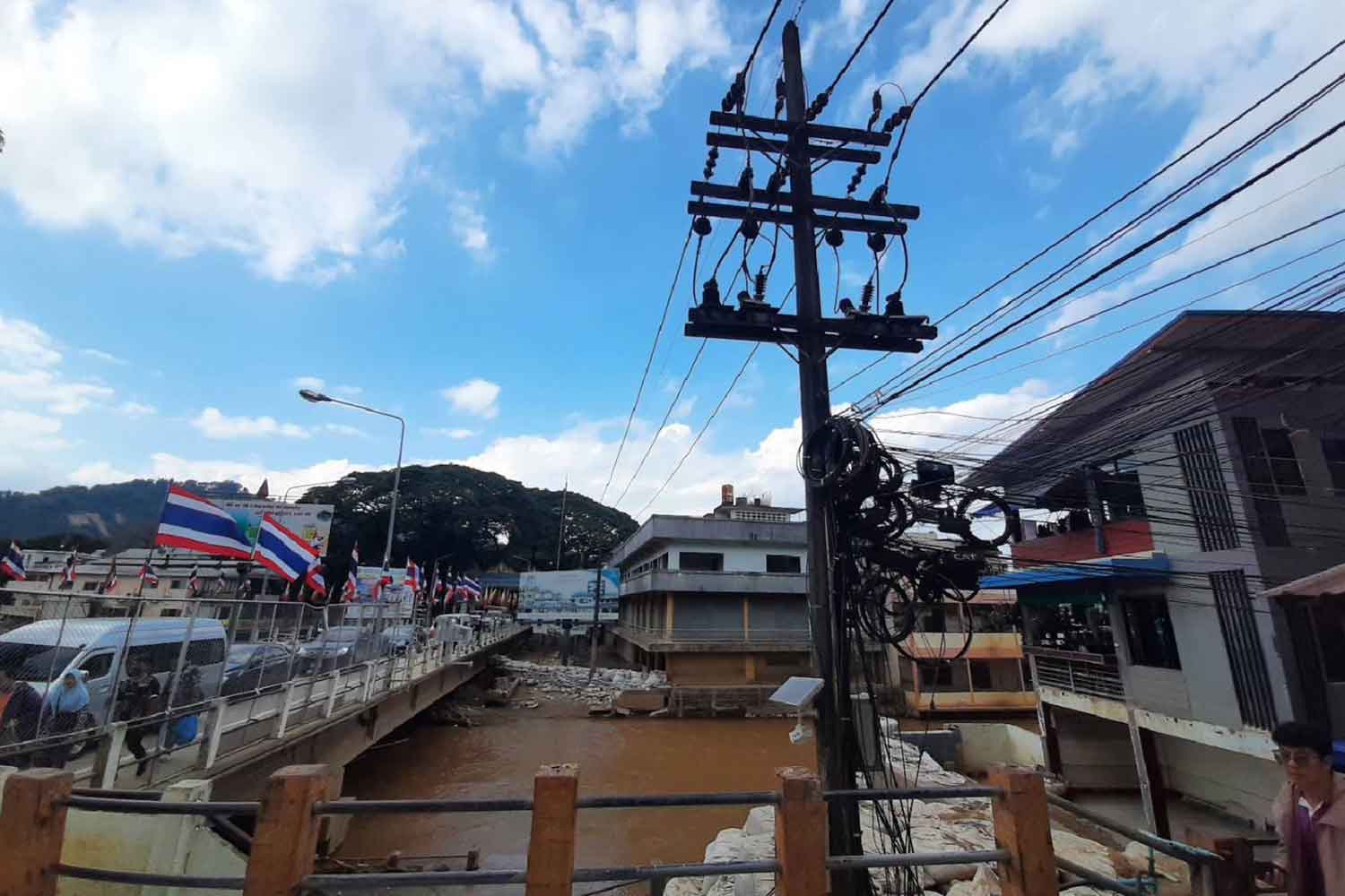 По словам PEA, продажа электроэнергии через границу в Мьянму осуществляется в соответствии с протоколом