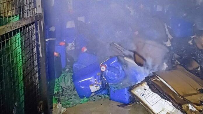 Пожар в бангкокском районе Минбури уничтожил склад и 8 автомобилей