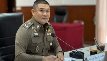 Полицейских Супханбури похвалили за то, что они купили еду пьяному местному жителю (видео)