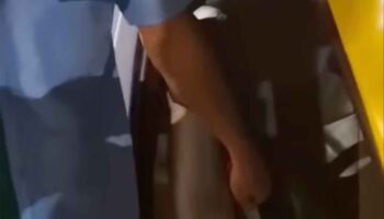 Разъяренный бангкокский таксист бьет пассажира по лицу