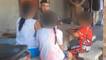 Ревнивый тайский мужчина нападает на жену и тещу с пестиком