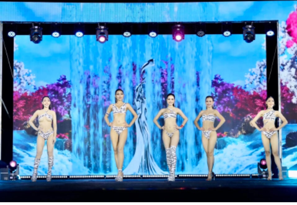 Создавая волну: Miss Grand Roi Et поднимает настроение сексуальными купальниками