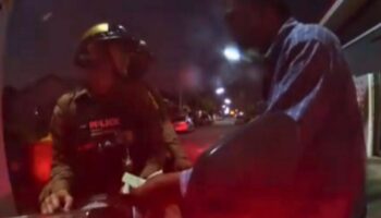 Тайская полиция вершит правосудие... и угощает лапшой пьяную забегаловку