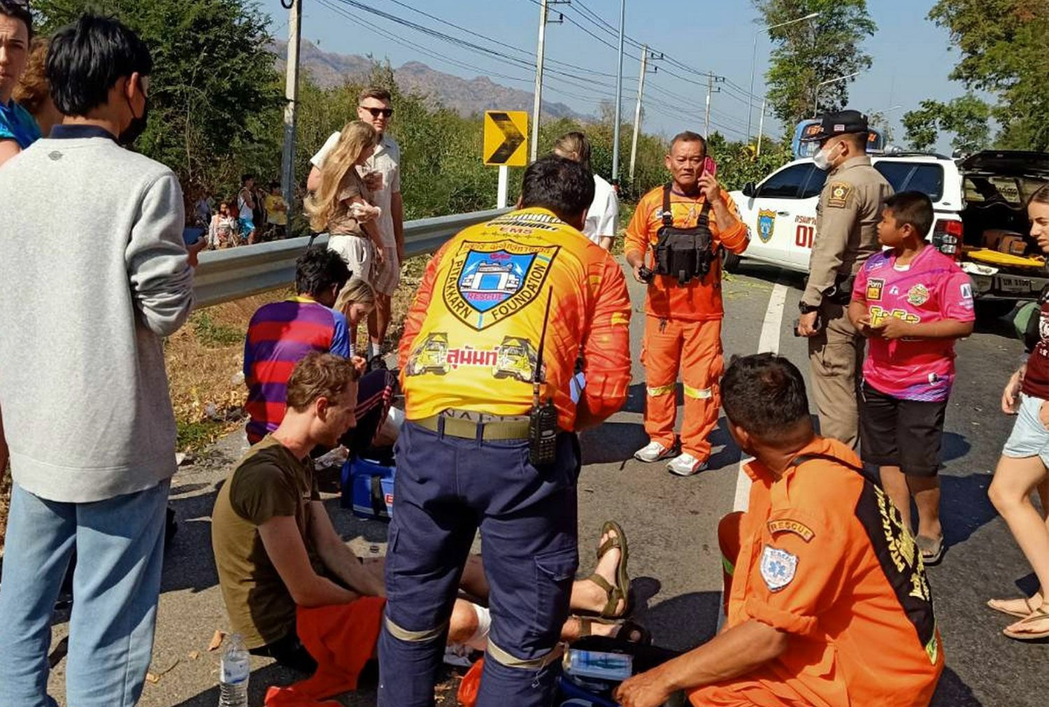 Упавшее дерево: 9 туристов пострадали в результате аварии автобуса в Канчанабури