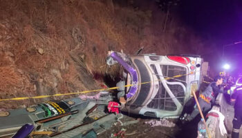 18 человек погибли, 32 получили ранения в результате крушения туристического автобуса