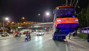 Автобус в Бангкоке заехал в масло и врезался в кабель электропередачи