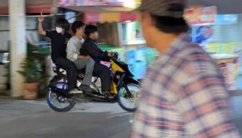 Беспорядки в храме: тайские подростки напали на ярмарку, превратив ее в отвратительное видео