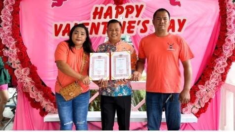 Более 100 пар поженились на Пхукете в День Святого Валентина