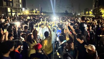 Большая толпа собирается в знак протеста против нападения ЛГБТК+