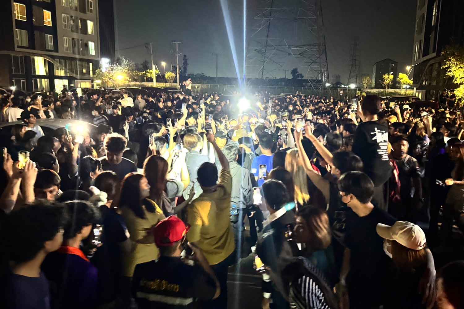 Большая толпа собирается в знак протеста против нападения ЛГБТК+