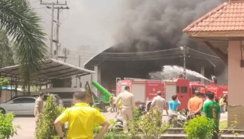 Бомба взорвалась на складе мусоровозов в Наратхивате