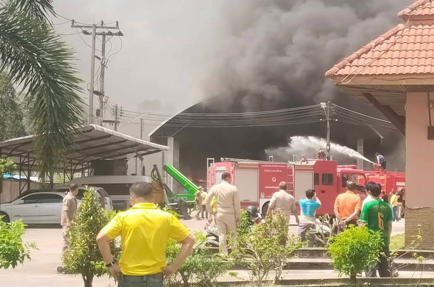 Бомба взорвалась на складе мусоровозов в Наратхивате