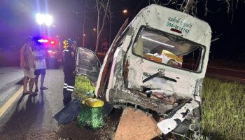 В результате аварии 18-колесного грузовика в Пхатталунге пострадали 4 человека, поврежден фургон