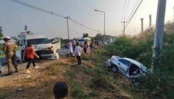 В результате столкновения микроавтобуса и седана в Патхумтхани пострадали 14 человек