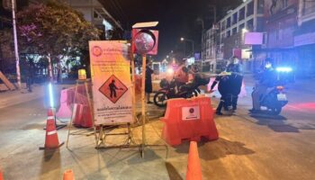 В результате столкновения со строительным барьером в Паттайе погиб мотоциклист