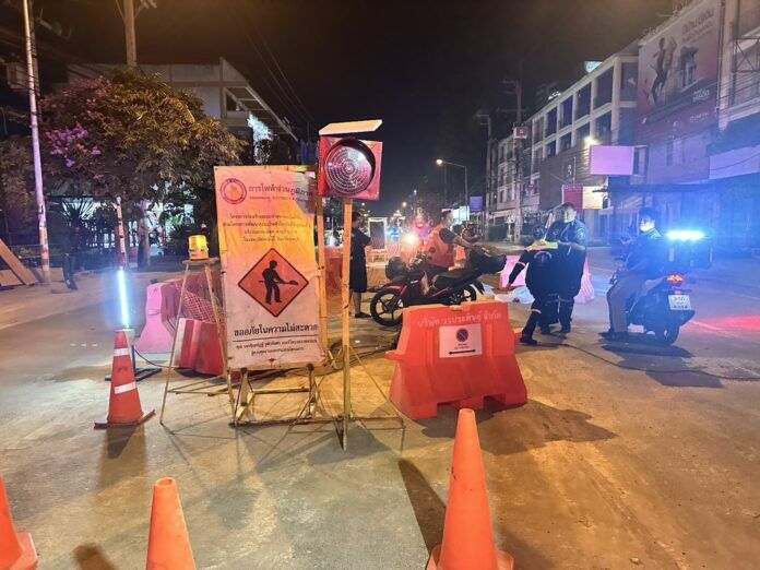 В результате столкновения со строительным барьером в Паттайе погиб мотоциклист