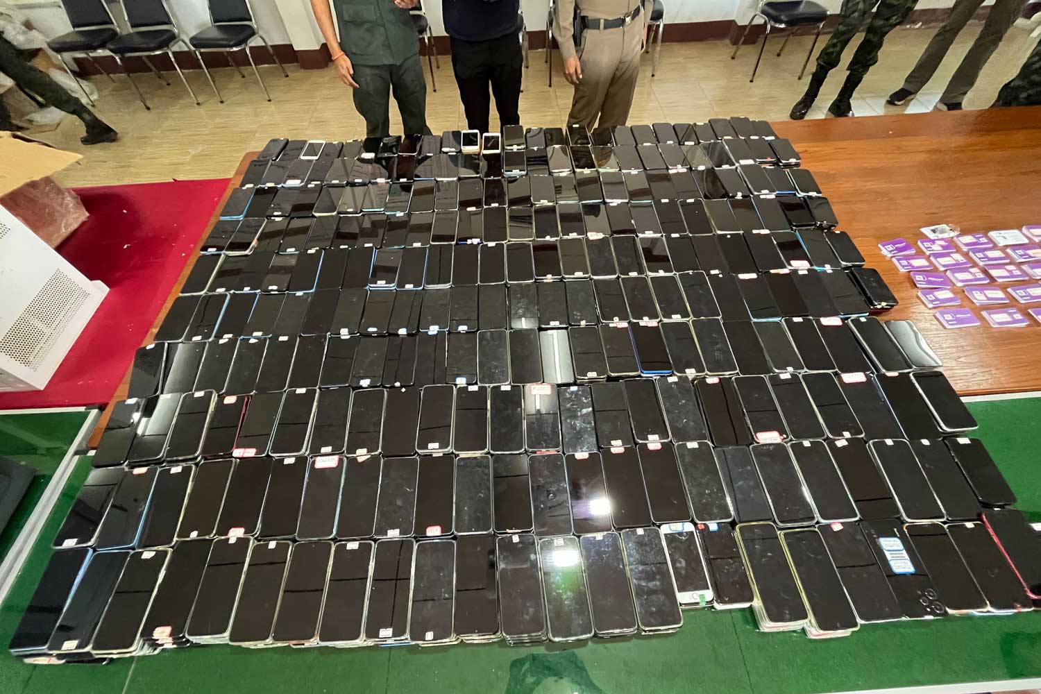 В Таке арестован мужчина с 1500 телефонами и сим-картами, "использованными для мошенничества"
