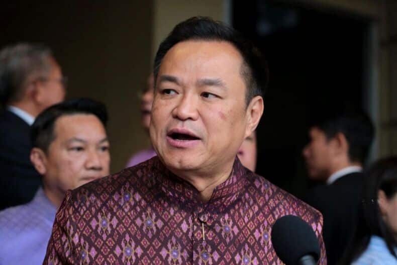 Вице-премьер отрицает, что семейное поле для гольфа посягает на землю реформаторов