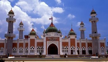 Высокопоставленный полицейский застрелен после молитвы в мечети в Паттани