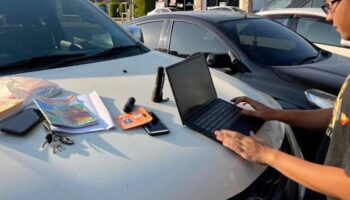 Государственного служащего застукали за съемкой полицейских в туалете Кхонкэна