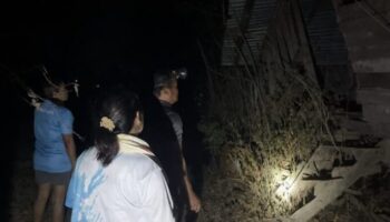 Жители деревни ищут удачу в лотерее на древнем дереве ним в святой день