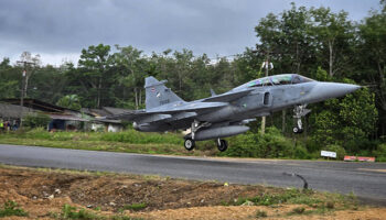 Истребитель "Грипен" приземляется и взлетает с дороги