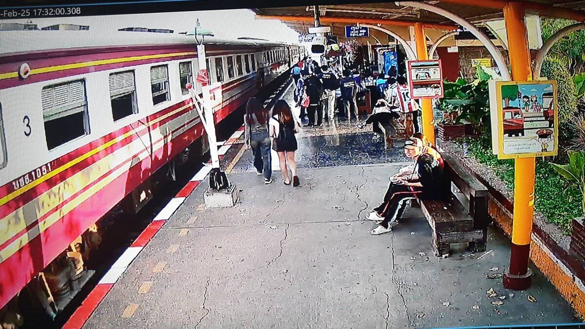 Мужчина из Таиланда выпал из движущегося поезда в Лопбури и погиб