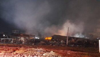 На свечной фабрике Ратчабури бушует неконтролируемый пожар